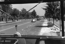 842738 Gezicht op de Biltsestraatweg te Utrecht ter hoogte van Fort de Bilt, vanuit een touringcar.N.B. De foto is ...